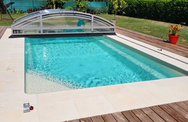 Agréable Maison Familial Avec Piscine Sécurisée par un Dôme