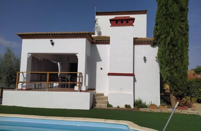 Agradable casa con piscina en la serranía.