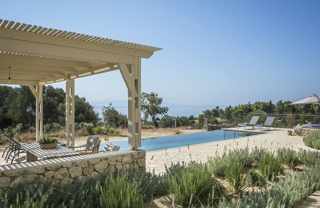 Villa Agriasparengia: villa espléndida con vistas a la piscina, al mar ya la montaña, calma absoluta