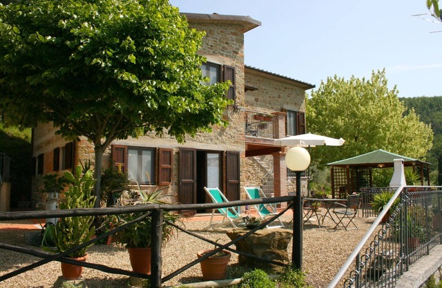 Villa con piscina privada en una posición panorámica en San Giustino Valdarno. 5 habitaciones