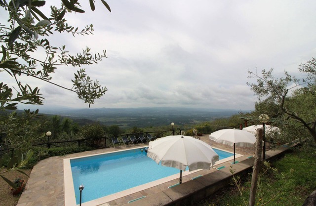 Villa con piscina y jardín privado, 5 habitaciones. Situado en una posición panorámica entre Arezzo y Florencia