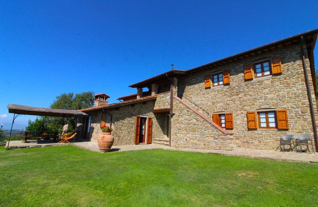 Apartamento en una casa de campo en una posición panorámica cerca de San Giustino Valdarno. Entre arezzo y abeto