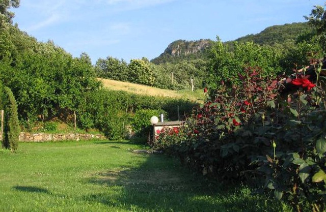 Agriturismo 'Podere 2' con vistas a la montaña, piscina, jardín privado y Wi-Fi