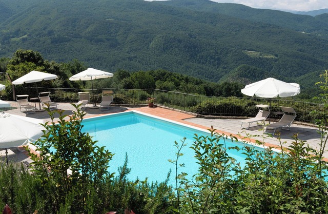 Agriturismo "Universal Harmony - Cinciallegra" con vistas a la montaña, piscina, terraza y Wi-Fi