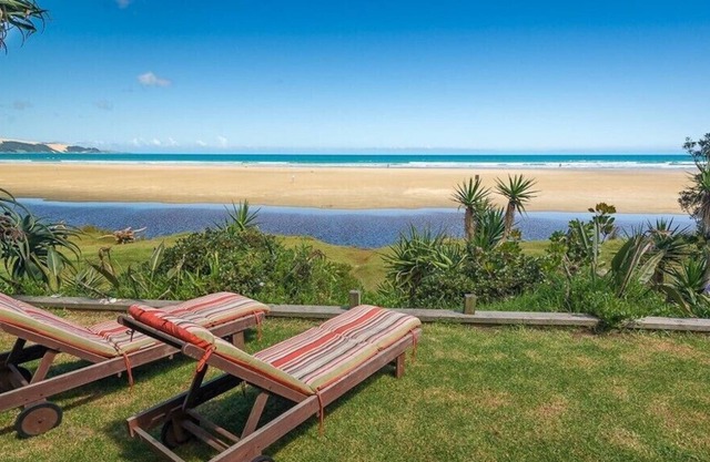 Ahipara Surf Lodge (Absolute Beachfront!)