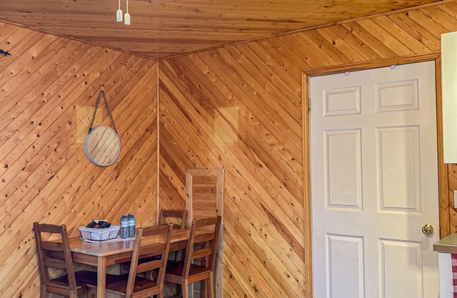 Ahmic Lake Resort's 1-Bedroom Cottage w/ hot tub (LOON Cottage)