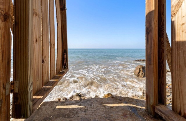 AIleen Beach House with direct beach access!