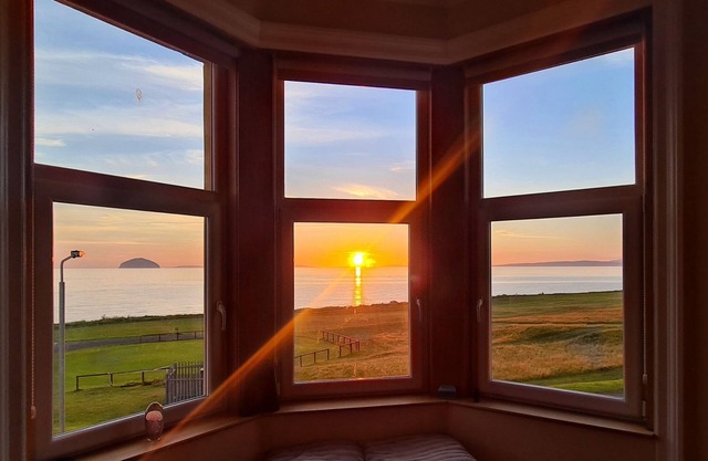AILSA VIEW, pet friendly, country holiday cottage in Girvan