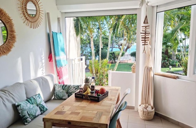 "Aimé Gwada", appartement à 40m de la plage, Rez-de-jardin tropical