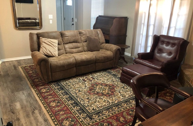 Aimee's Retreat on Robinson! Convenient to University of OK in Norman!