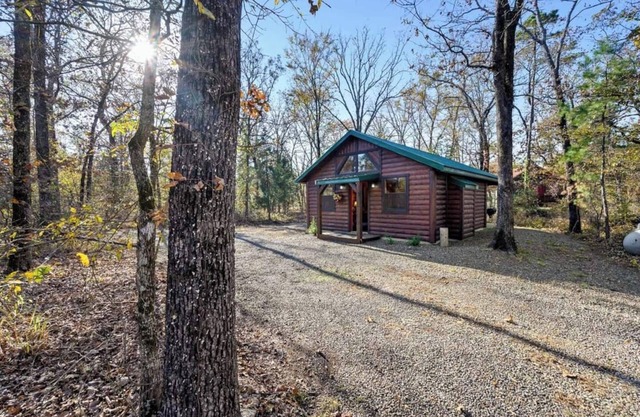 This cabin is a 1 bedroom(s), 1 bathrooms, located in Broken Bow, OK.