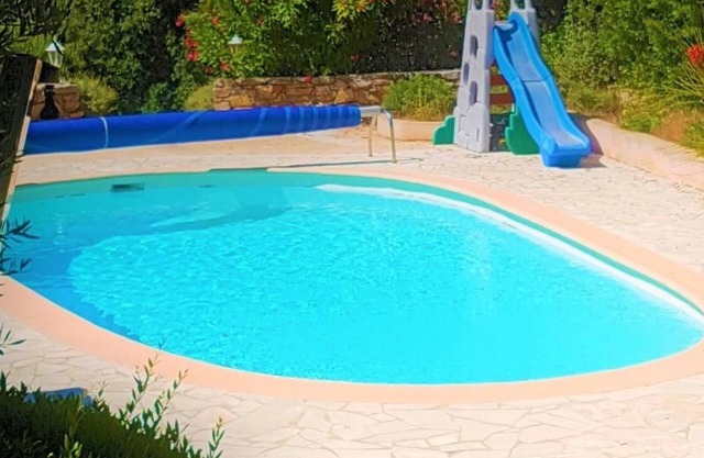 Villa con Piscina Privada, 5 Habitaciones, 8 Plazas - Climatizada, Vista al Campo y BBQ