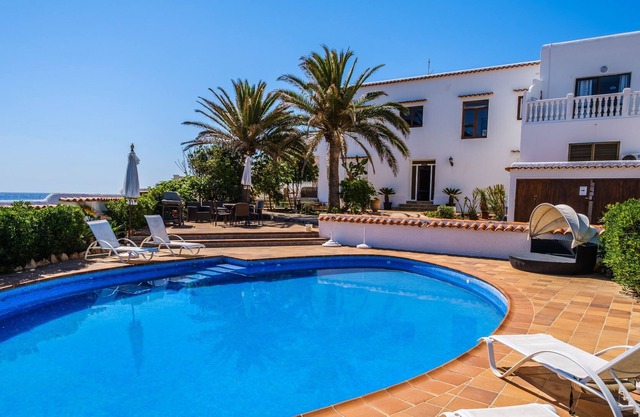 Villa junto al mar con aire acondicionado, Wi-Fi, piscina, jardín y terraza; aparcamiento disponible