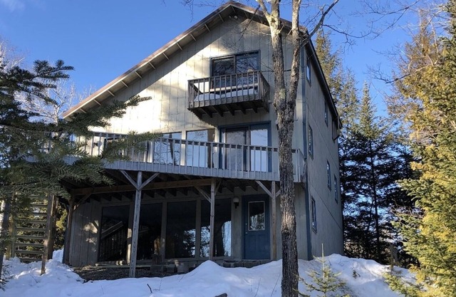 Air conditioned house! Private house and yard close to golf, hiking, and biking