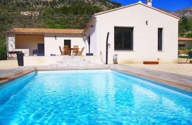 Villa de una planta con aire acondicionado y piscina segura para 11 personas.