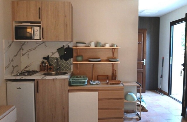 Air-conditioned 20m2 studio with swimming pool and free parking, equipped for PMR.