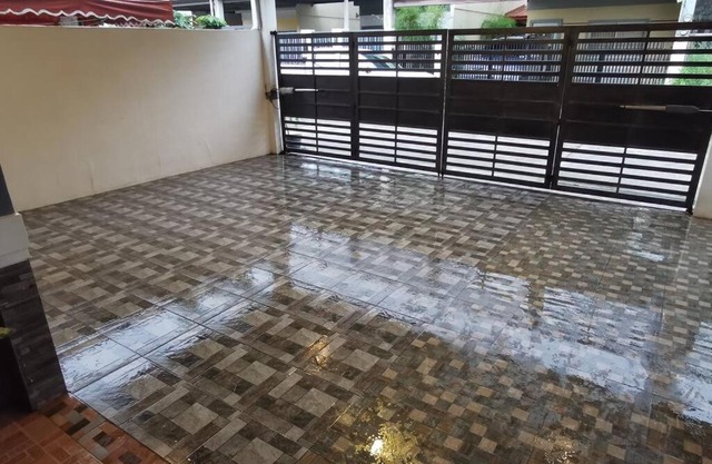 Air-conditioned 3/4 Bedrooms, Kitchen, Parking.