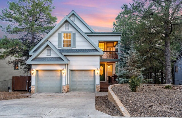 Air Conditioned 3200 sq/ft home, New decks, outdoor spaces in the Pines