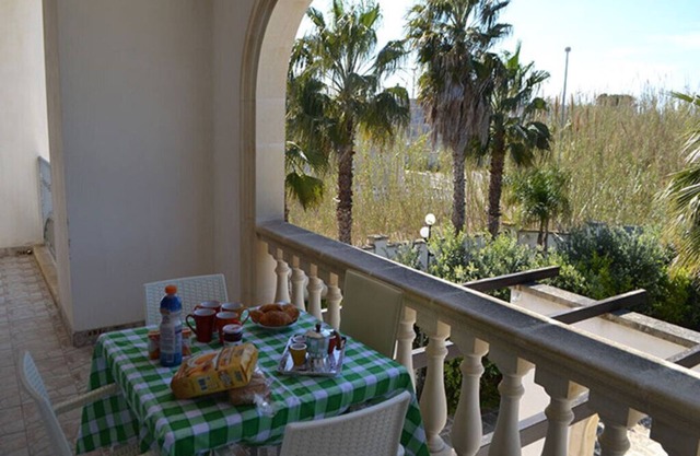 Villa confortable con aire acondicionado y amplio balcón amueblado en San Foca