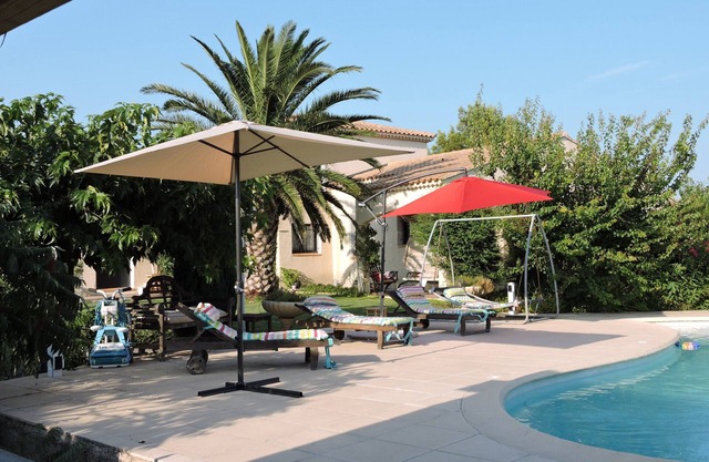 Apartamento con aire acondicionado y piscina EYRAGUES en una exuberante vegetación