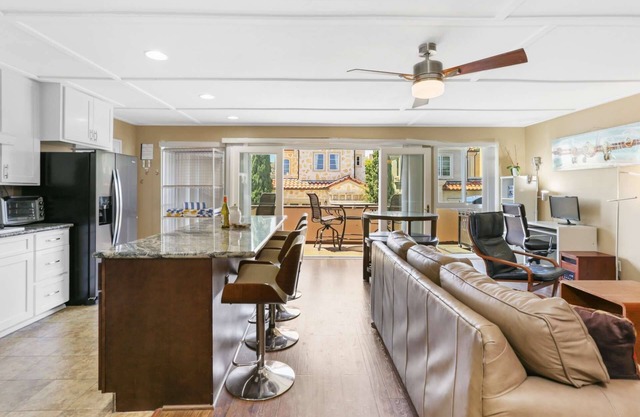 Air conditioned Balboa Island Flat, Steps to Balboa Island Ferry, w/Parking. Amazing Location!