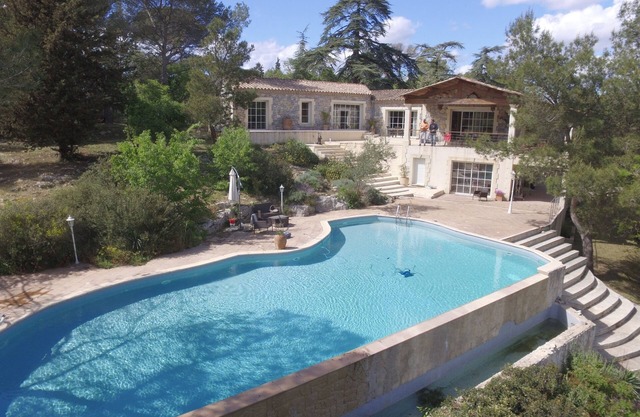 Casa de piedra en una propiedad de 6 acres rodeado por un río