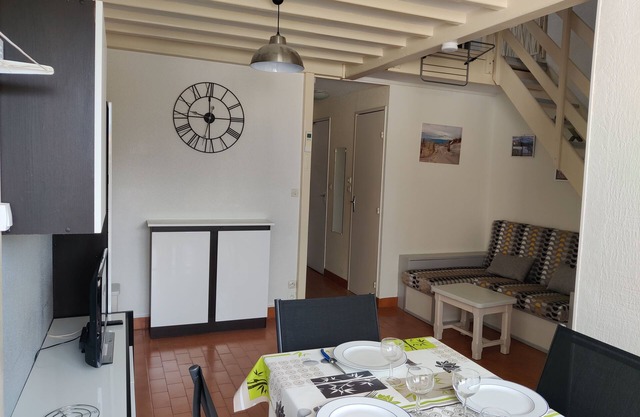 Apartamento con aire acondicionado cerca del mar y tiendas.