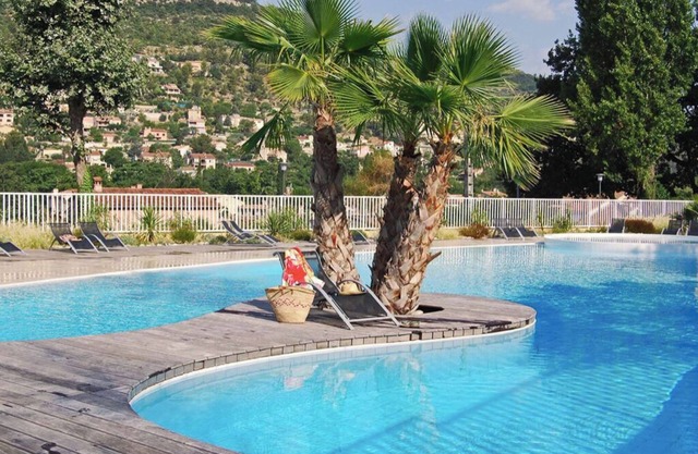 Air-conditioned cottage for 4 - 6 people, swimming pool, nature