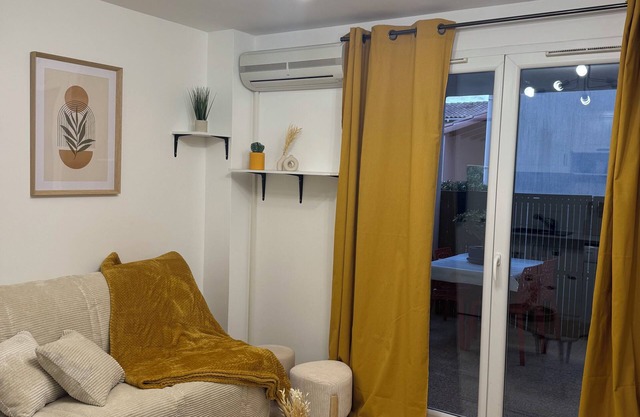 Air-conditioned, fully-equipped 2-room apartment with swimming pool, in the heart of the Alpilles, for two or for the whole family