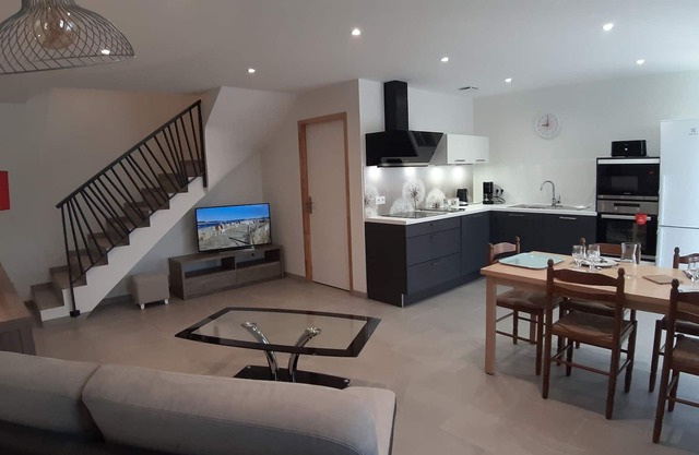 Air-conditioned gîte for 4 people, 2 bedrooms, near Senlis, Paris, Roissy, NEW