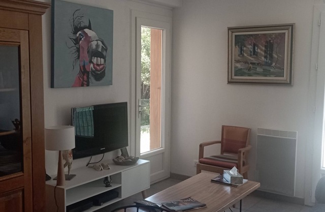Air-conditioned ground floor apartment with balcony, small garden and terrace