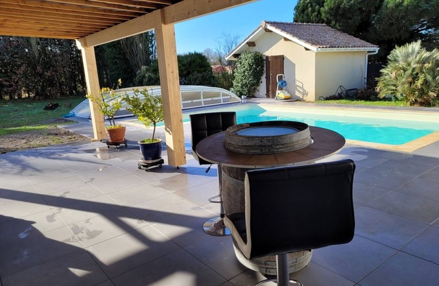 air-conditioned house with indoor pool 5 minutes from the ocean