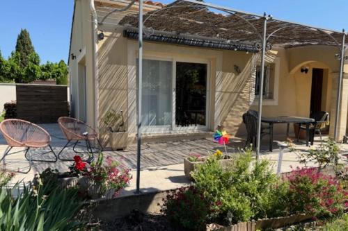 Air-Conditioned House with Private Garden in Le Thor pets are welcome