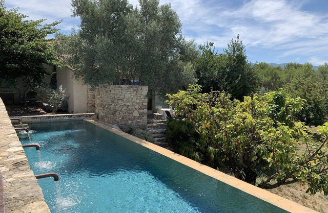 casa con aire acondicionado y vistas a la piscina con vistas al Luberon Apt Provenza