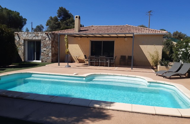 Maison de la Plaine con piscina y hermosa vista abierta.