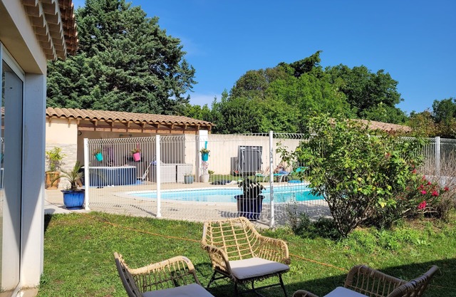 Air-conditioned Provencal villa with pool, ideal for families