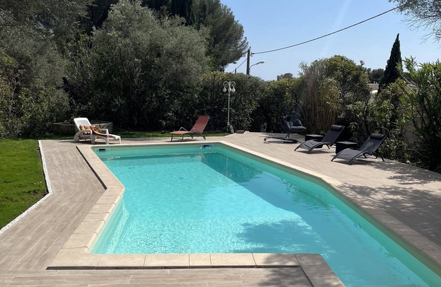 Air-conditioned studio with swimming pool