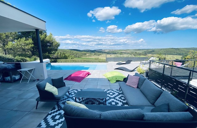 Air-conditioned villa with pool and breathtaking views