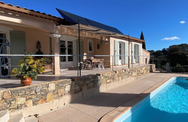 air-conditioned villa, pool and 3 bedrooms with garden