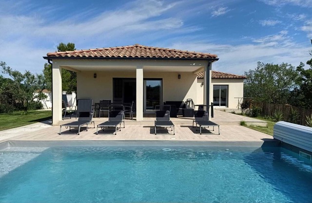 Air-conditioned villa, sleeps 8, private pool, Gard limite Ardèche, Uzès