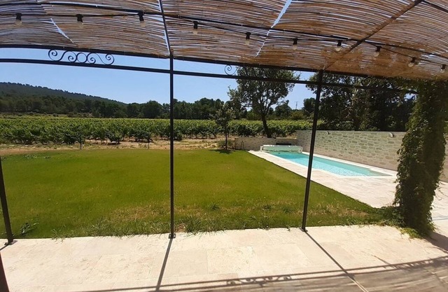 Air-conditioned villa with swimming pool on the edge of the vineyards July / August