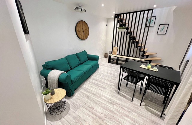 Air-conditioned village house with video projector in the heart of Seillans