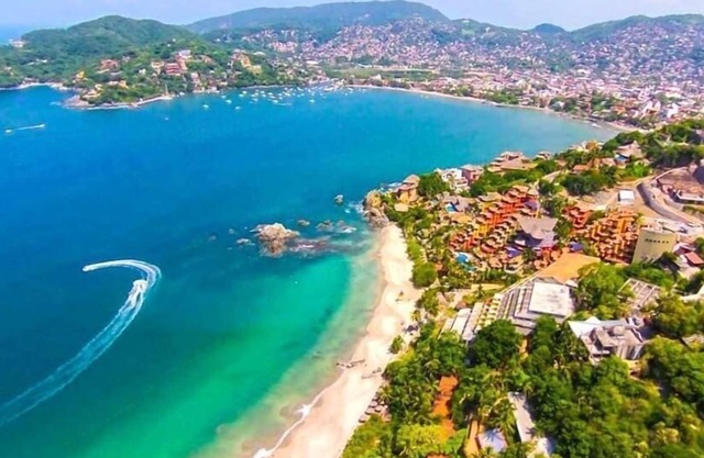 Air-conditioned Zihuatanejo - Close To Beaches & World Class Snorkeling! 2 Bedroom Condo by Redawning