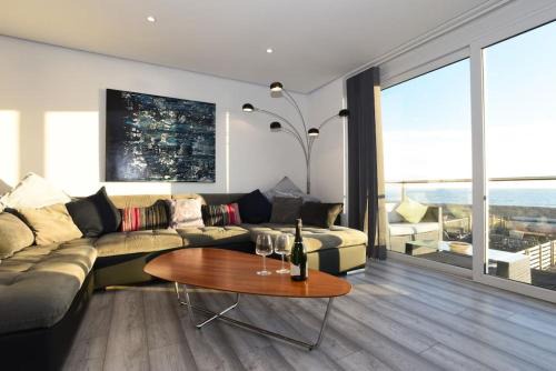 Air Maison - Amazing View - 3 Bedroom Beachfront Flat
