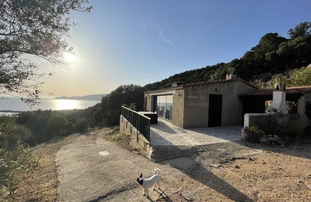 Airconditioned villa for 10 people in maquis with 180° sea view Sea access 600M