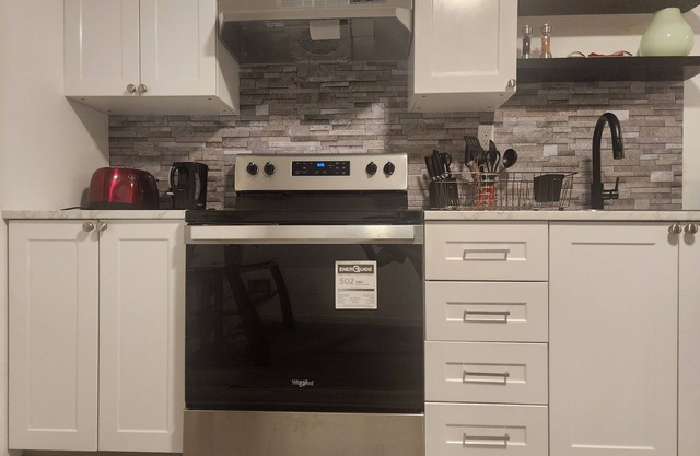 Airdrie - Comfy Stylish 2 bedroom Guest Suite -En route to the Rockies Alberta!