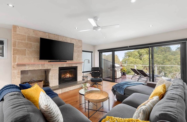 Aireys Nest - Modern Home in Excellent Location