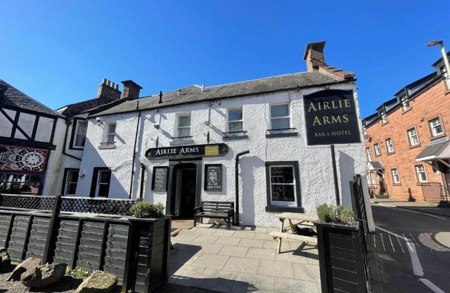 Airlie Arms Hotel