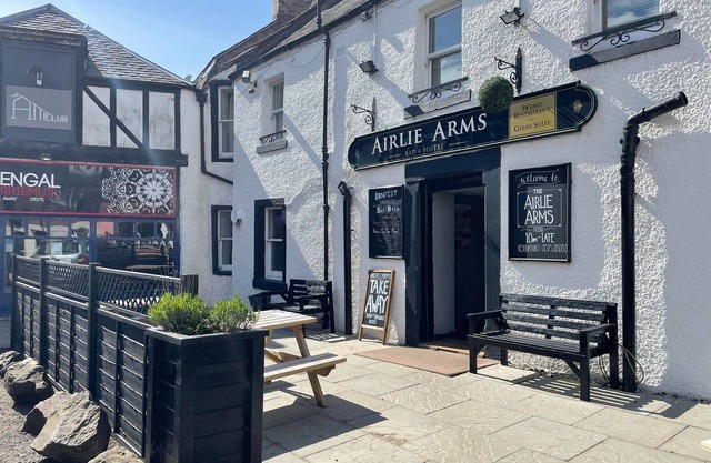 Airlie Arms Hotel