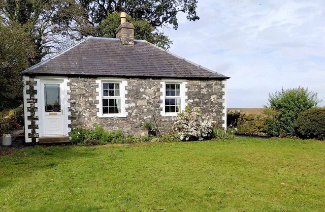 Airlies Cottage - a cottage that sleeps 4 guests in 1 bedroom
